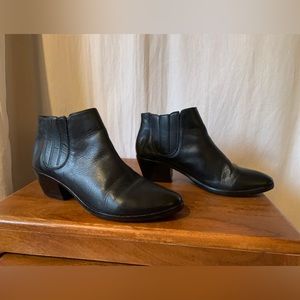 Joie Barlow Chelsea boots size 9